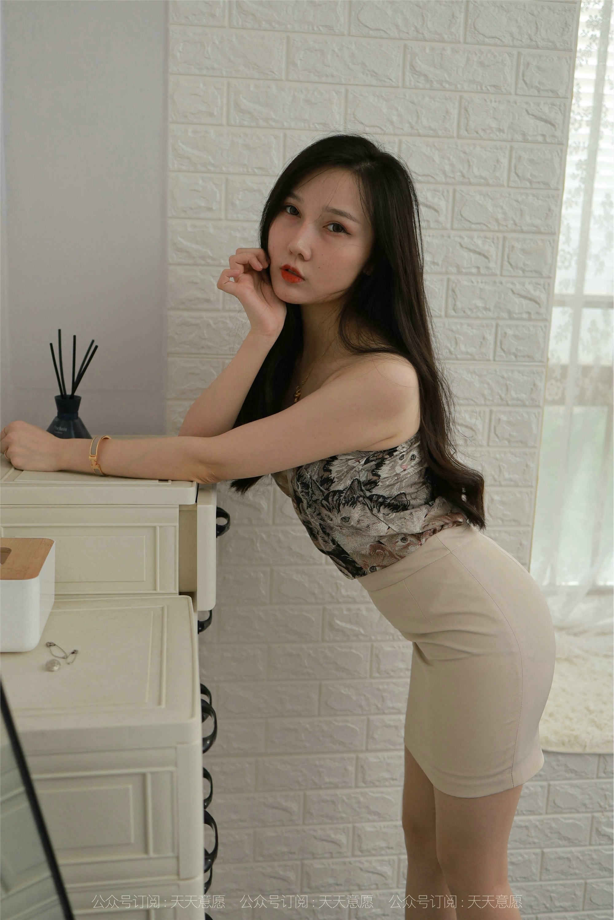 IESS异思趣向  2021.08.28 丝享家903：文欣《浅色包臀裙》